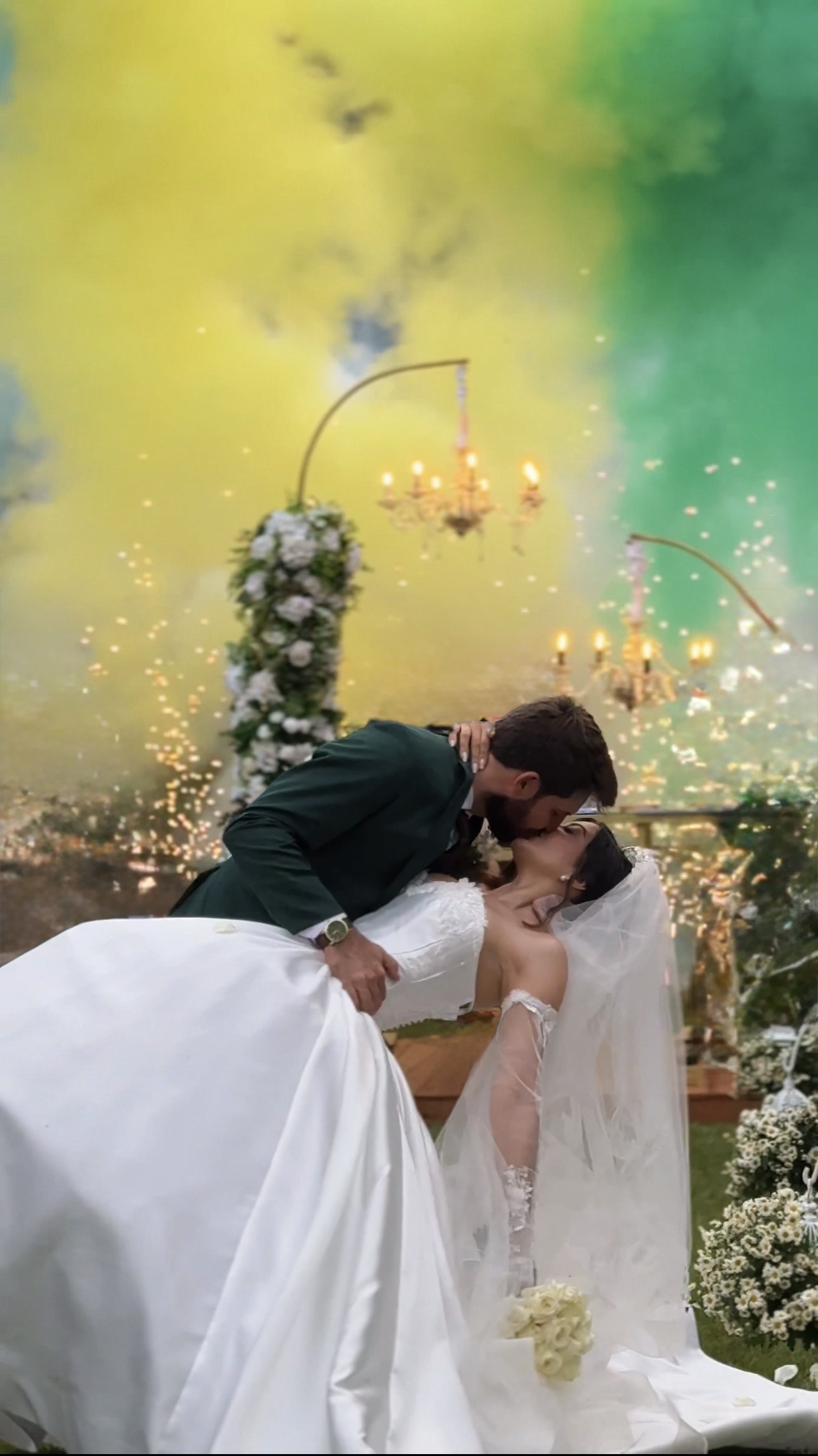 Noivos se beijando durante a celebração