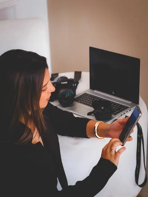Quem comanda a Yllustre Agência, com a câmera, o notebook e o celular